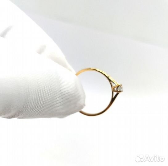 Золотое кольцо с бриллиантом 16,5р