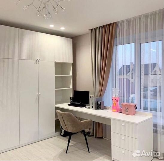 Рабочая зона у окна со шкафом