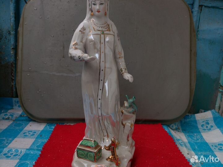 Фарфоровая статуэтка