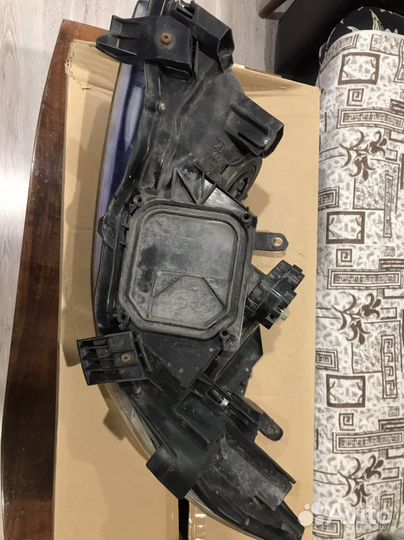 Передняя правая фара тойота королла 2008года