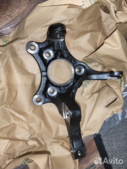 Кулак поворотный перед лев 51715AA000 новый