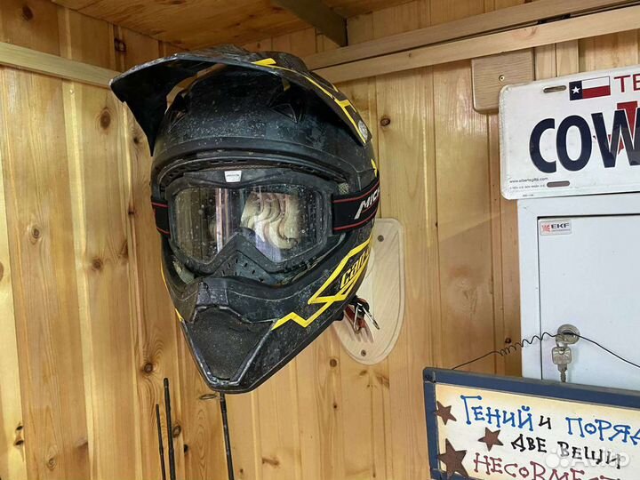 Вешалка для шлема виде черепа