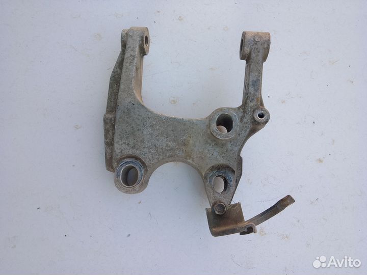 Кронштейн подушки honda fit