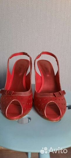 Кожаные босоножки на каблуке 40 р-р