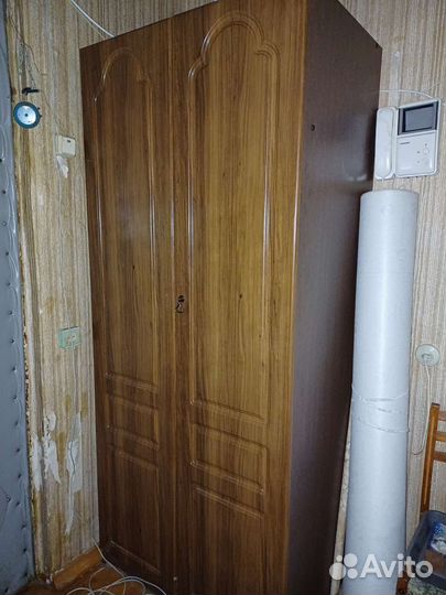 Стенка из натурального дерева
