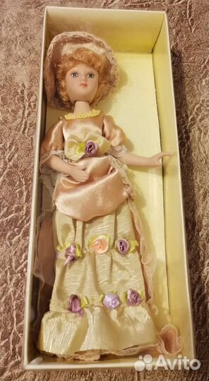 Кукла фарфоровая