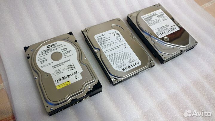 Три (3) жёстких диска (HDD) разных объёмов