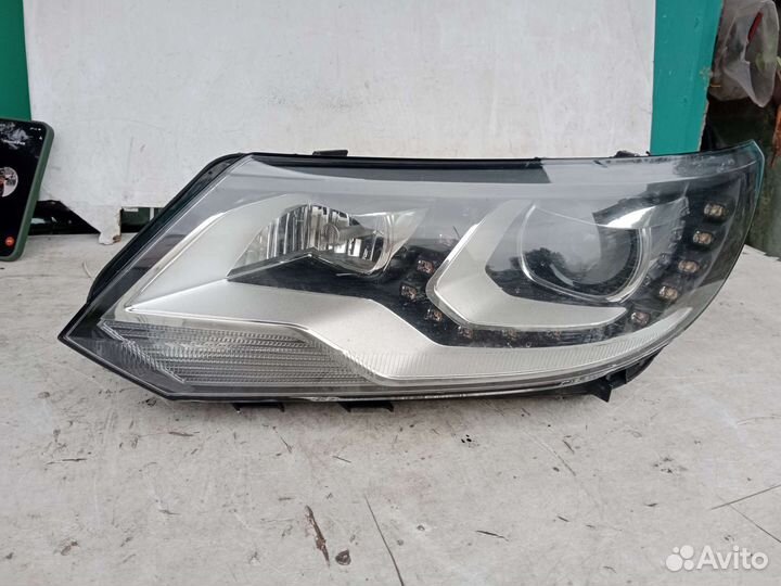 Передняя левая фара Volkswagen Tiguan 2011-2016