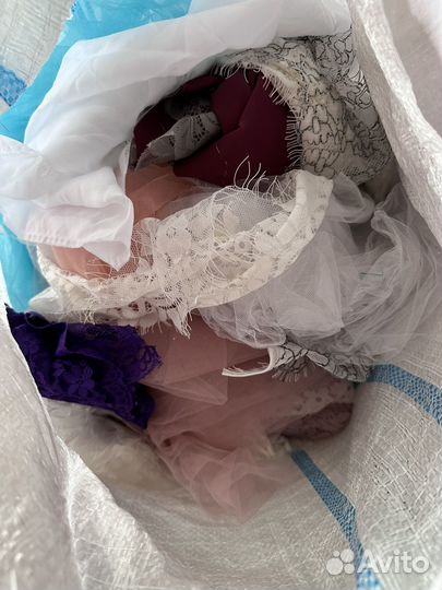 Остатки обрезки кружева и тканей