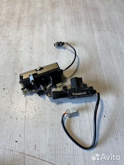 Замок двери задний левый Chevrolet Niva