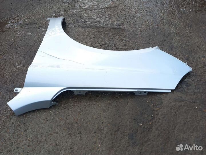 Переднее левое крыло на Весту