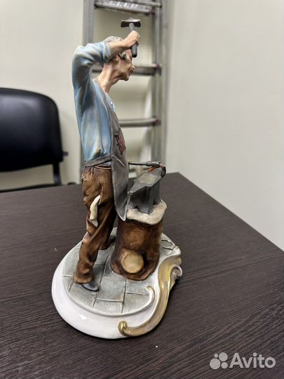 Статуэтка «Кузнец» Италия фарфор 20 век