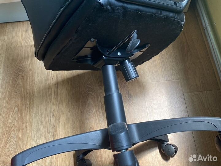 Офисное кресло кожзам