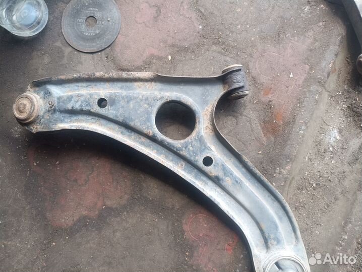 Передний правый рычаг Hyundai Getz