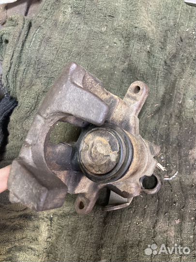 Суппорт задний правый T4