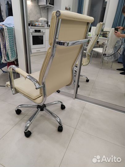 Компьютерное кресло бу бежевое