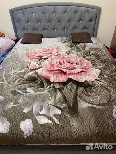 Кровать двухспальная с матрасом