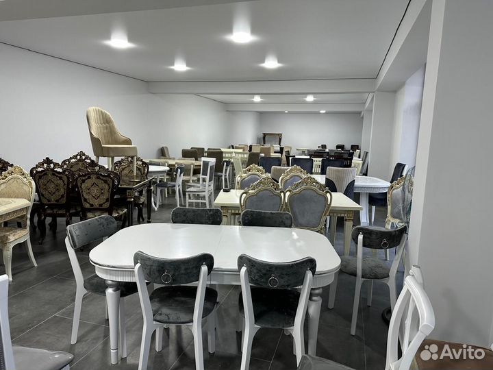 Стол и стулья в гостиную. В наличии