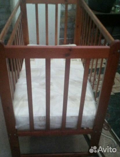 Детская кровать с маятником и матрасом