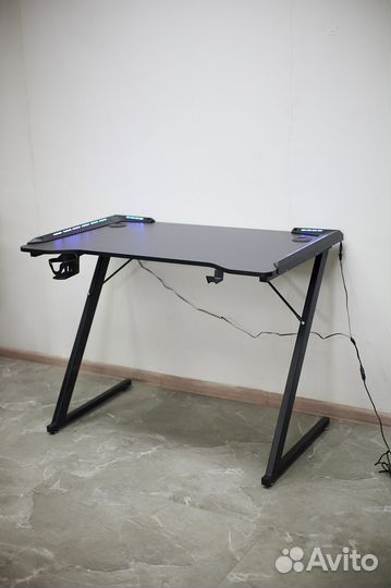 Игровой компьютерный стол с подсветкой