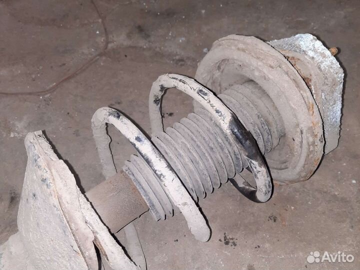 Передняя левая стойка subaru legacy bd bg bk