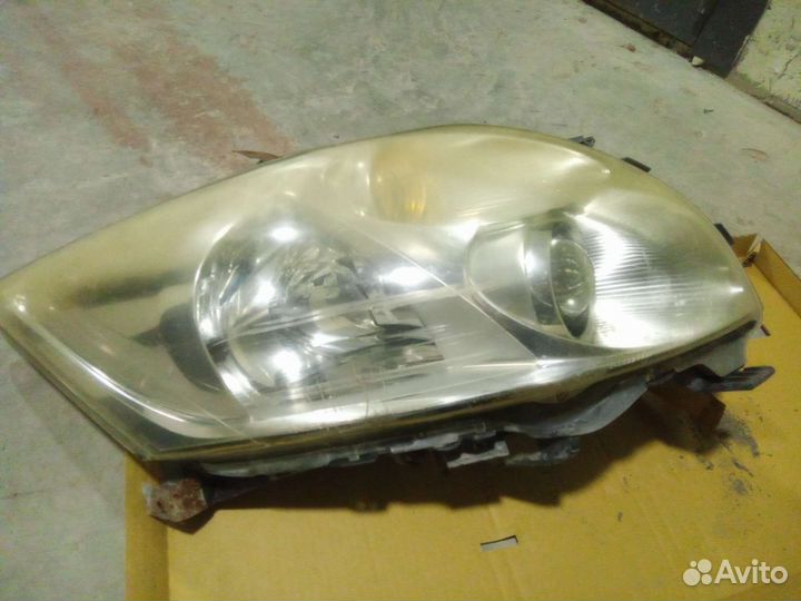 Фары на toyota auris