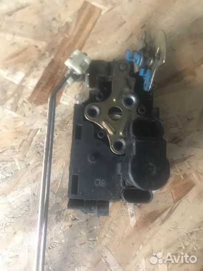 Замок двери передний левый Chevrolet Aveo T200 L34