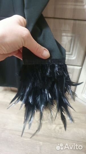 Платье с перьями вечернее