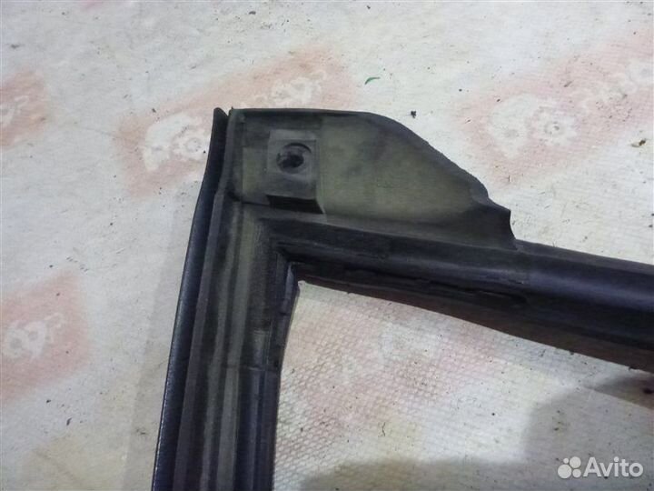 Уплотнительная резинка стекла передняя левая