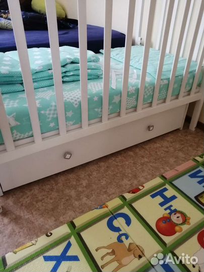 Детская кроватка с маятником