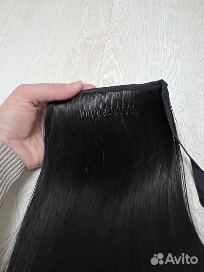 Волосы на заколках хвост