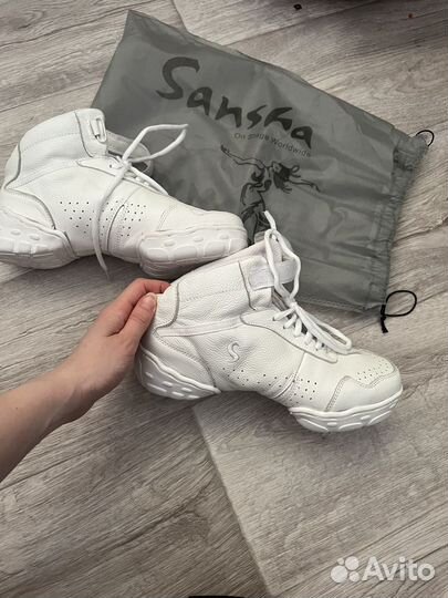 Танцевальные кроссовки