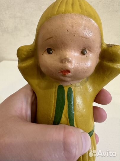 Резиновый пупс в желтом костюме