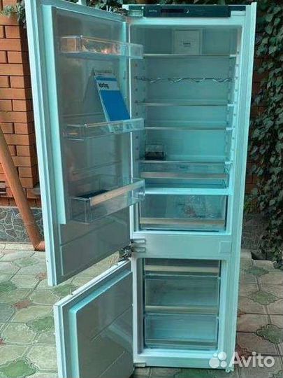 Холодильно морозильный шкаф