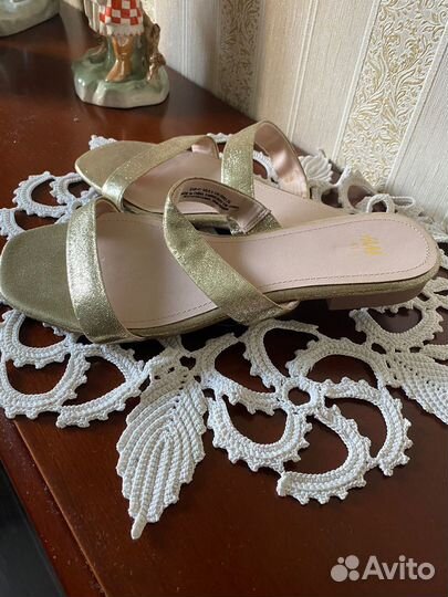 Сандалии золотые 41 размер HM