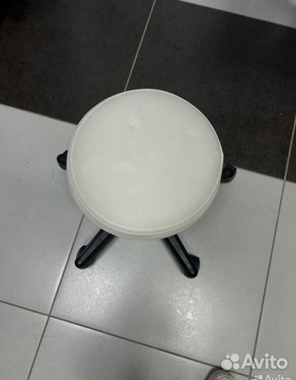 Стул на колесиках
