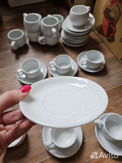 Кофейные чашки с блюдцами