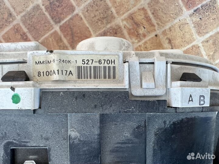 Панель приборов на Mitsubishi Lancer 10