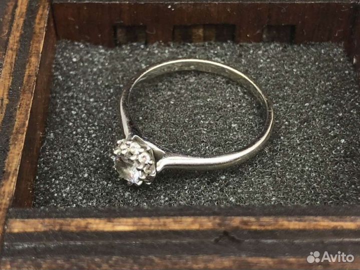 Кольцо из белого золота 585 пробы, массой 1.6 грам