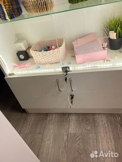 Стеллаж с подсветкой для косметики