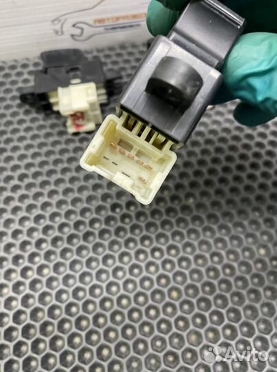 Кнопка стеклоподъемника Nissan Skyline V35