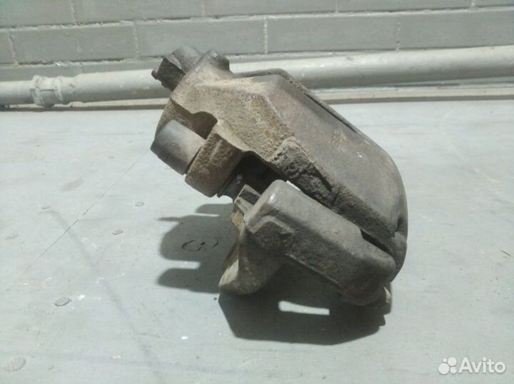 Суппорт тормозной передний левый Ford Focus 2