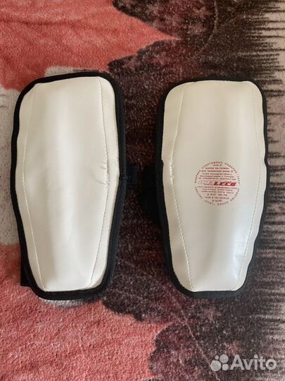 Боксерские перчатки и наколенники