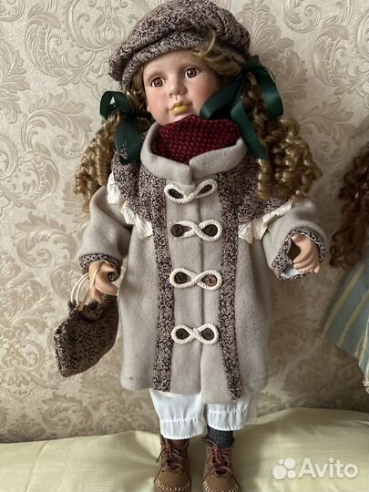 Кукла фарфоровая