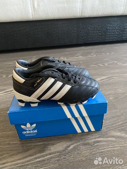 Футбольные бутсы adidas