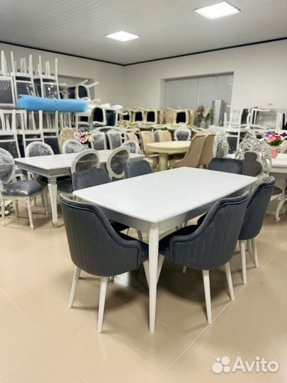 Стол и стулья