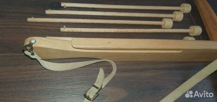 Арбалет крутой с кожаным ремнём деревянный
