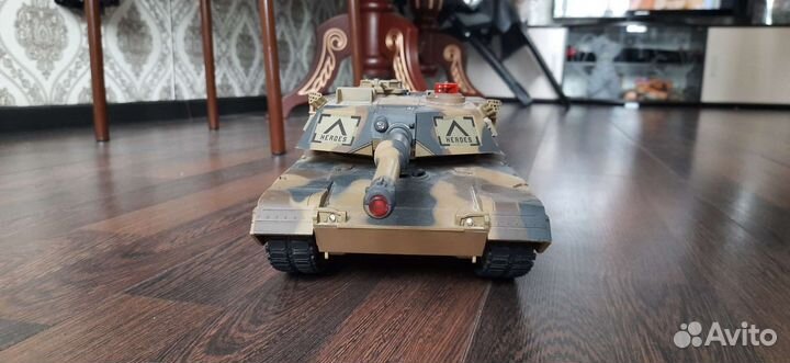 Танк,и машина мерседес