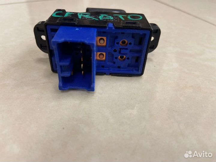 Кнопка стеклоподъемника задняя Kia Cerato 3 седан