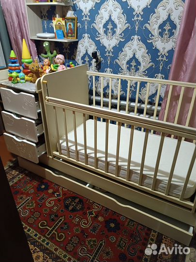 Кроватка для новорожденных с маятником